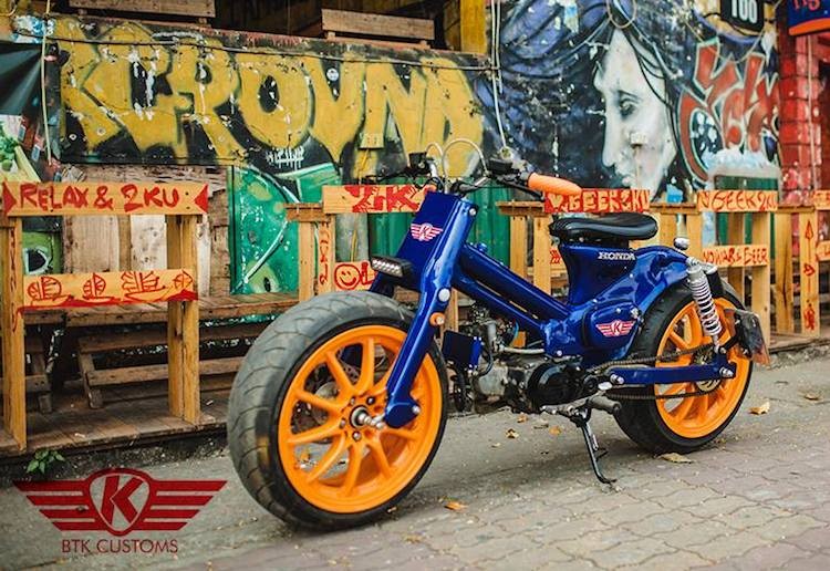 Trên Thế giới, những chiếc  Honda Super Cub độ theo phong cách Street Cub đang rất được ưa chuộng. Về cơ bản, phong cách này sẽ giữ lại những nét thiết kế đặc trưng của chiếc Cub huyền thoại nhưng thay cặp bánh xe bằng mâm bản lớn cùng lốp to như xe phân khối lớn.