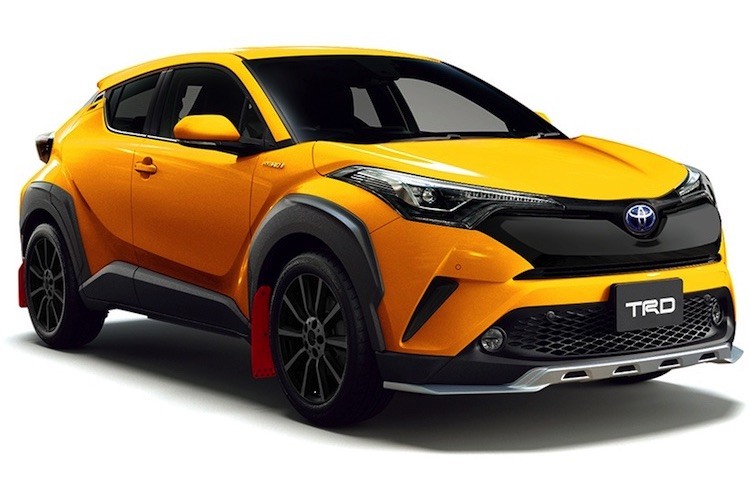 Những phụ kiện độ chính hãng dành cho dòng mini SUV  Toyota C-HR mới vừa được ra mắt tại Nhật Bản tới từ 2 thương hiệu "cây nhà lá vườn" của Toyota là TRD và Modellista. Không chỉ nâng cấp nội ngoại thất, gói độ của TRD còn thay đổi một chút hệ thống treo của xe.