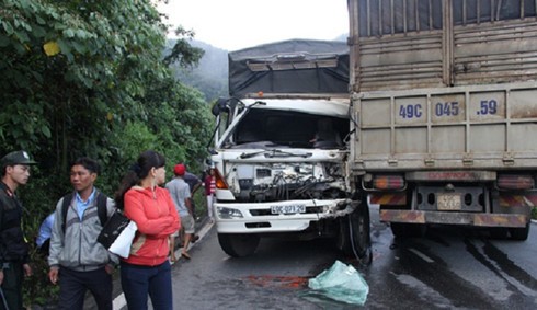 Xe tải rơi xuống vực, đâm vách núi trên đèo Bảo Lộc