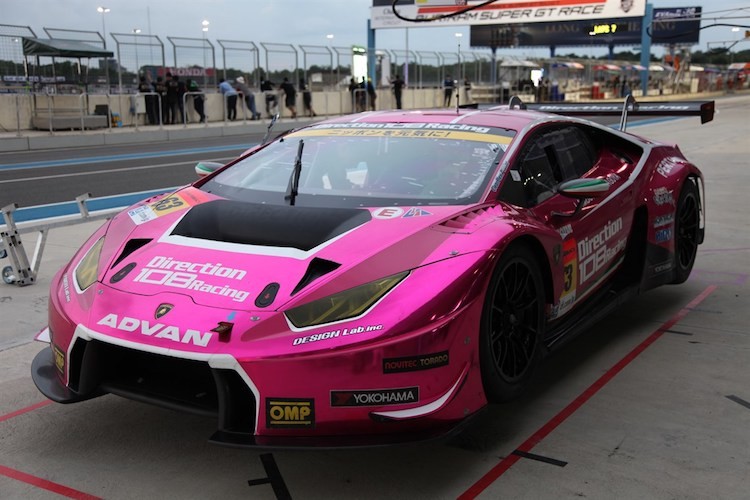  Lamborghini Huracan GT3 là phiên bản đua đặc biệt của dòng siêu xe Huracan, được thiết kế dành riêng cho các giải đua theo thể thức GT3 của Liên đoàn đua xe ôtô Quốc tế (FIA). Vào mùa giải Super GT năm ngoái ở Nhật, chiếc Huracan GT3 này từng "đầu quân" cho đội Direction Racing với sự hỗ trợ của bộ phận xe đua Squadra Corse từ Lamborghini.