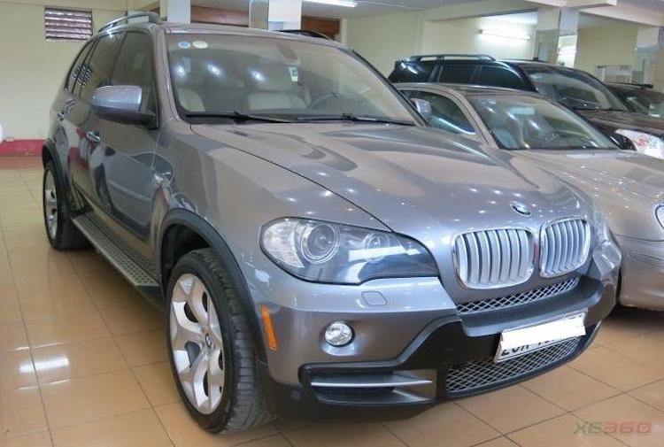 Trong các mẫu  xe SUV hạng sang cũ với giá rẻ, BMW X5 4.8 được khá nhiều người yêu xe nghĩ tới. Vào năm 2007 khi được bán mới, một chiếc X5 4.8 đời 2007 được bán tại thị trường Việt Nam có giá lên tới 3 tỷ đồng nhưng hiện nay, khách hàng có thể dễ dàng sở hữu mẫu xe này với giá chỉ từ 800-1 tỷ đồng.