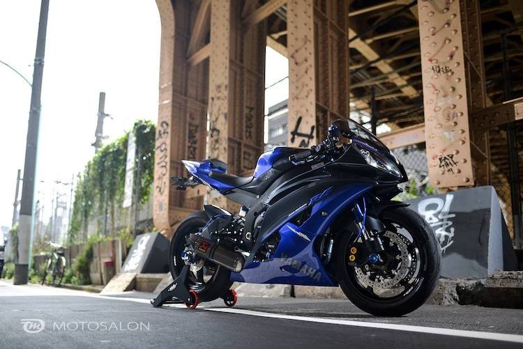 Trong phân khúc sportbike 600 cc,  siêu môtô Yamaha R6 là mẫu xe được rất nhiều biker lựa chọn do có kiểu dáng ấn tượng cùng hiệu năng thuộc hàng "top". Dù đã được thay thế bởi thế hệ thứ 4 nhưng phiên bản R6 cũ từ đời 2006 tới nay vẫn tiếp tục được nhiều người yêu thích.