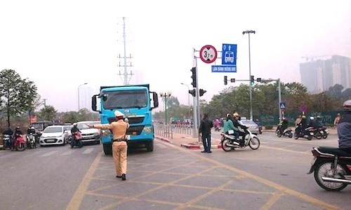 Hà Nội: Xử phạt 48 phương tiện đi vào làn BRT trong ngày 15/2 