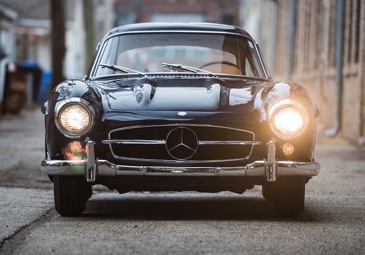 Ra mắt vào năm 1954, tới thời điểm hiện nay  siêu xe Mercedes 300SL vẫn được coi là một trong những mẫu xe đẹp nhất của hãng xe sang Mercedes tới từ Đức. Trên thực tế, Mercedes-Benz 300SL có thể coi là phiên bản "đường phố" của mẫu xe đua W194 đời 1952.