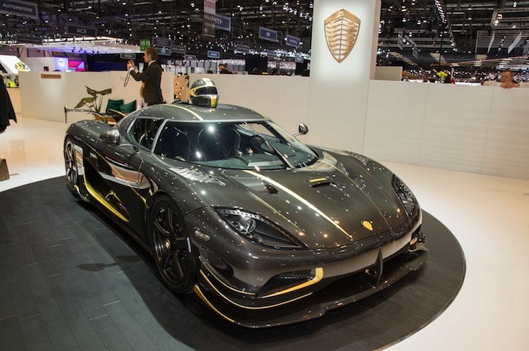 Tại triển lãm Geneva, "tâm điểm" của khu trưng bày Koenigsegg là 2 mẫu siêu xe mới. 1 trong số đó là siêu xe xăng-điện Regera bản thương mại, chiếc còn lại là mẫu xe "hàng thửa"  Koenigsegg Agera RS Gryphon mới. Tên gọi Gryphon của xe mang ý nghĩa là "biểu sư".