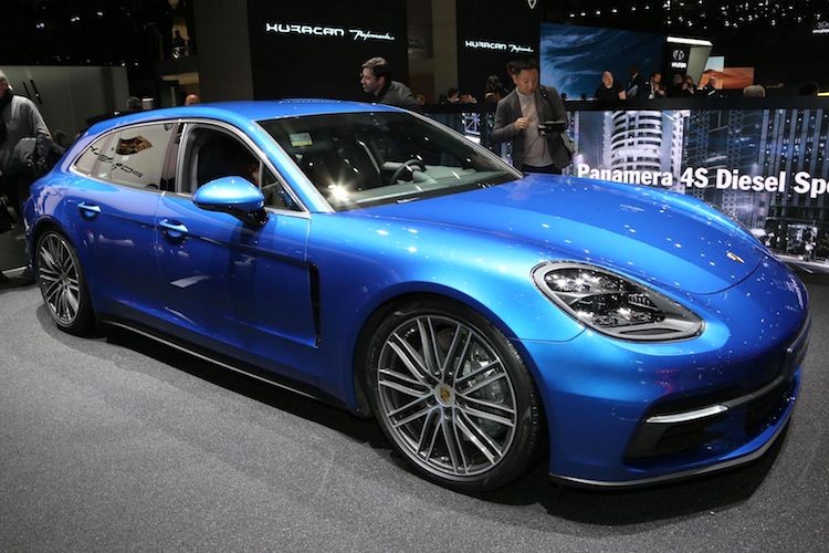 Được trưng bày lần đầu tại triển lãm Geneva vừa diễn ra, tuy nhiên dòng  xe sang Porsche Panamera Sport Turismo với kiểu thân hiện đã có thông tin về các phiên bản và giá bán chính thức tại thị trường Việt Nam. Các phiên bản Panamera Sport Turismo sẽ có mặt chính hãng tại Việt Nam là Panamera 4, 4S và Turbo.