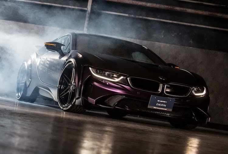 Hiện tại, hãng độ Energy Motor Sport ở Nhật là nhà sản xuất duy nhất thiết kế riêng cho  siêu xe BMW i8 một gói độ thân xe "full" widebody thân rộng có tên gọi EVO. Mới đây, Energy Motor Sport đã hoàn thành một chiếc i8 với tên gọi "Dark Knight", lấy cảm hứng từ bộ phim cùng tên về siêu anh hùng Batman và nhân vật phản diện Joker.