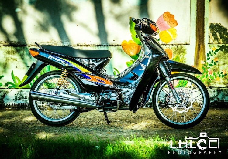 Ở dạng nguyên bản,  Honda Wave 110 Thái là một dòng xe được người dân Việt ưa chuộng với kiểu dáng khá đẹp mắt và động cơ bền bỉ. Để khiến chiếc Wave 110 đời đầu được nổi bật hơn, một người chơi xe tại miền Nam đã độ kiểng cho chiếc xe với một loạt các phụ tùng "hàng hiệu".