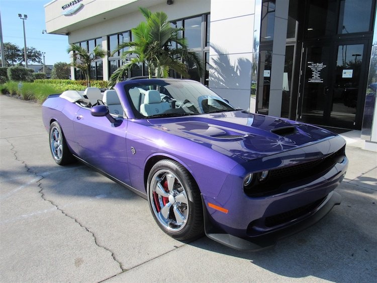 Ra mắt lần đầu vào năm 2008,  Dodge Challenger Hellcat hiện tại vẫn là một trong những mẫu xe cơ bắp Mỹ mạnh nhất Thế giới, bên cạnh "người anh em" Charger Hellcat. Tuy nhiên, chiếc xe vốn chỉ có phiên bản coupe mui cứng, chính vì vậy nhiều hãng độ tại Mỹ đã tìm cách "chế cháo" Hellcat thành mui trần để thỏa mãn một nhóm nhỏ khách hàng.