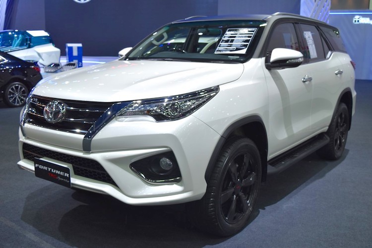 Tại triển lãm ôtô Bangkok đang diễn ra, Toyota đã đem tới trưng bày phiên bản thể thao Toyota Fortuner TRD Sportivo mới. Dựa trên cơ sở Toyota Fortuner thế hệ mới được ra mắt thị trường Thái từ năm 2015, điểm nổi bật của phiên bản này đó là một loạt các trang bị thể thao từ bộ phận Toyota Racing Development.