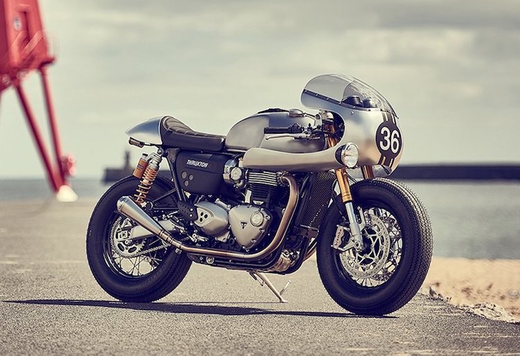 Dựa trên cơ sở dòng xe hoài cổ Triumph Bonneville T120 thế hệ mới,  Triumph Thruxton R 2016 sở hữu vẻ ngoài đậm chất cafe racer cổ điển, đồng thời sở hữu hiệu năng của một siêu môtô hiện đại nhờ các phụ tùng "hàng hiệu" như heo Brembo hay phuộc Ohlins. Vốn đã rất hoàn hảo, chiếc xe còn trở thành "nguyên liệu" để "pha" ra những bản độ cafe racer còn đẹp mắt hơn.