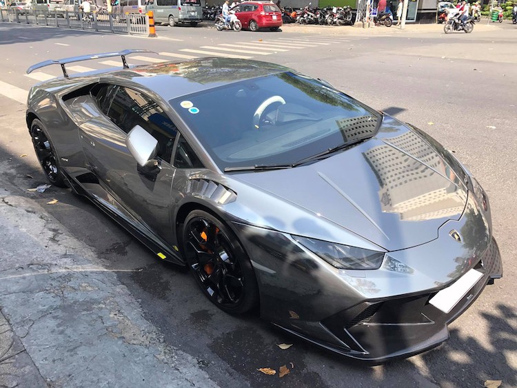 Hiện tại, số lượng  siêu xe Lamborghini Huracan tại Việt Nam đã khá nhiều, tuy nhiên không có chiếc xe nào được độ "khủng" như chiếc của đại gia Sài Gòn trong bài viết này. Từng có màu cam vốn đã khá nổi bật, mới đây chiếc xe đã được dán đổi màu toàn bộ sang màu chrome "lung linh".