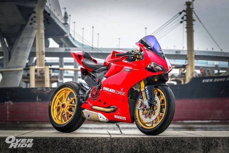 Được coi là phiên bản "giá rẻ" của superbike 1199 Panigale, mẫu superbike  Ducati 899 Panigale có thiết kế gần như y hệt, với một số khác biệt như sử dụng gắp đôi thay vì gắp đơn, động cơ nhỏ hơn và một số phụ tùng ít cao cấp hơn. Với giá bán rẻ hơn tương đối, 899 Panigale được rất nhiều biker ưa chuộng.