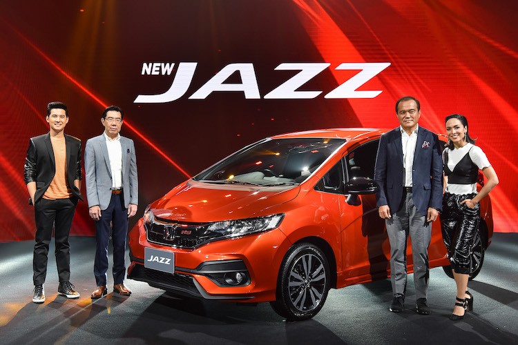 Còn được bán dưới tên gọi Honda Fit, Honda Jazz là mẫu hatchback giá rẻ thuộc phân khúc B, cạnh tranh với các đối thủ như Mazda 2 hay Toyota Yaris. Thế hệ Jazz thứ 3 đã được Honda ra mắt lần đầu vào năm 2013, chính vì vậy phiên bản nâng cấp giữa vòng đời  Honda Jazz 2017 đã vừa được hãng ra mắt chính thức tại Nhật và bán ra đầu tiên ở thị trường Thái.