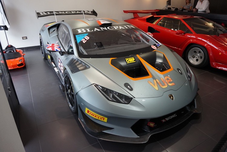 Có tên gọi đầy đủ là Huracan LP620-2 Super Trofeo,  siêu xe Lamborghini Huracan Super Trofeo là phiên bản đua của dòng siêu xe đình đám Huracan. Mục đích chính của phiên bản này là nhằm tham gia vào giải đua Blancpain Super Trofeo trên toàn Thế giới.