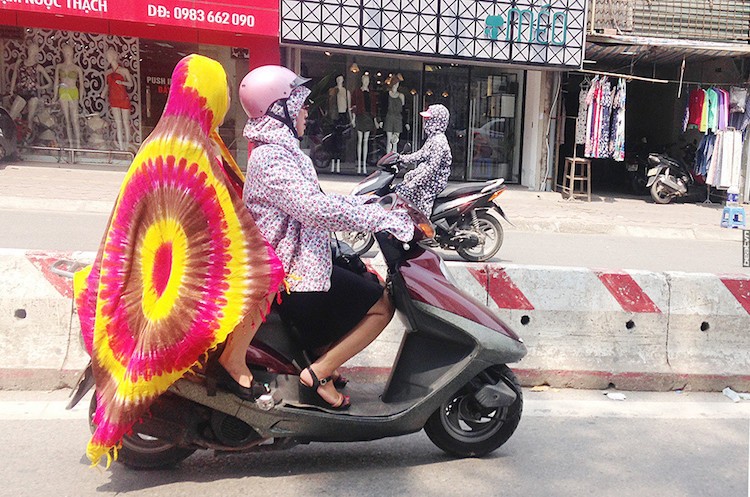 Trong những ngày đầu tháng 6 vừa qua, Hà Nội và các tỉnh thành phía Bắc vừa trải qua một đợt nắng nóng dữ dội. Trong đợt nắng nóng này, có những ngày nhiệt độ không khí đo được lên tới 41 độ C. Thậm chí vào giữa trưa, nhiệt độ đo ở trên đường có thể đạt hơn 50 độ, khiến những người tham gia giao thông trên đường phải chịu cái nóng "khủng khiếp".