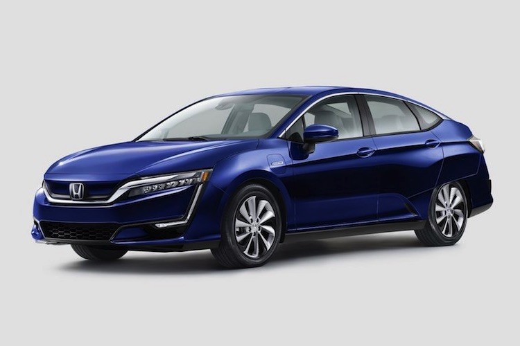 Cách đây 2 năm, mẫu xe "xanh"  ôtô điện Honda Clarity chạy tế bào nhiên liệu hydro đã được ra mắt lần đầu tiên. Để hấp dẫn khách hàng đến với các loại năng lượng sạch, Honda đã tiếp tục tung ra phiên bản Clarity xăng-điện plugin hybrid, cũng như Clarity chạy điện hoàn toàn.