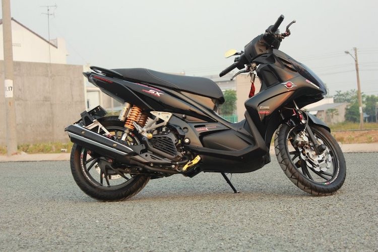 Hiện tại, dòng  xe ga Yamaha Nouvo SX đã bị "khai tử" để nhường chỗ cho "đàn em" Yamaha NVX mới. So với NVX, dù Nouvo không được đón nhận nhiệt liệt bằng nhưng tại Việt Nam, vẫn có không ít người chơi xe ưa chuộng chiếc tay ga với kiểu dáng mạnh mẽ dành cho nam giới này.