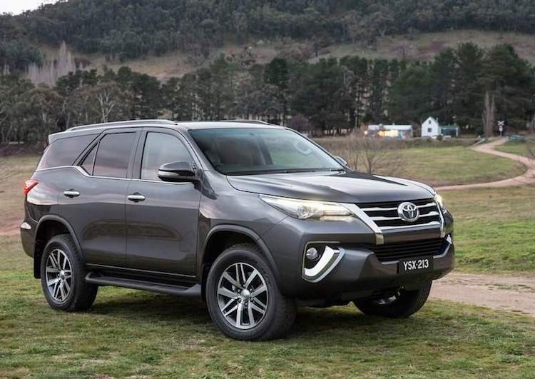 Với thiết kế hoàn toàn mới cao cấp và hiện đại hơn, mẫu SUV hạng trung  Toyota Fortuner 2017 trông như một "tiểu Lexus" ở bên ngoài. Bên trong nội thất, thế hệ mới của Fortuner cũng có sự cải tiến vượt trội so với thế hệ trước nhưng vẫn chưa thể sánh được với các mẫu sedan hạng sang, chưa nói tới các dòng xe siêu sang hàng đầu Thế giới.