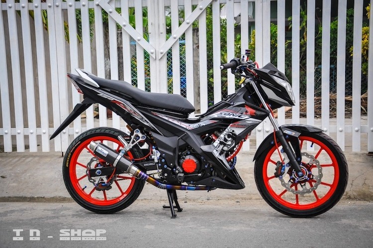 Là "hậu duệ" của chiếc Sonic 125 nổi tiếng và trước đó là dòng 2 kỳ Nova Dash 125, mẫu xe hyper underbone  Honda Sonic 150R đã được ra mắt cách đây 2 năm tại Malaysia, hướng tới đối thủ chính là Suzuki Raider 150. Được nhập bởi các cửa hàng tư nhân tại Việt Nam, Sonic 150R chia sẻ chung nền tảng với mẫu Honda Winner 150 sau này được bán ở nước ta.