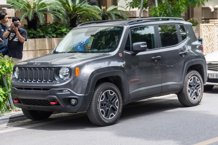 Thuộc phân khúc SUV cỡ nhỏ, mẫu  xe ôtô Jeep Renegade được sản xuất từ năm 2014 đến nay. Xe được lắp ráp tại 3 nhà máy ở Italy, Brazil và Trung Quốc. Đây là dòng xe đầu tiên của Jeep được sản xuất bên ngoài nước Mỹ, dành cho các thị trường Nam Phi, châu Âu, Bắc Mỹ và Brazil.