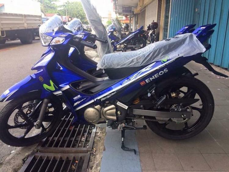  Xe máy Yamaha 125ZR hay còn được dân chơi Việt gọi là "Ya cá mập" thuộc dòng xe 2 kỳ Y125Z của hãng xe Nhật Bản, được ra mắt lần đầu vào năm 1998 để thay thế cho dòng Y110SS trước đó. Hiện tại, mẫu xe này vẫn đang tiếp tục được sản xuất tại Malaysia do có ống xả với bộ lọc khí thải đáp ứng được các tiêu chuẩn môi trường.