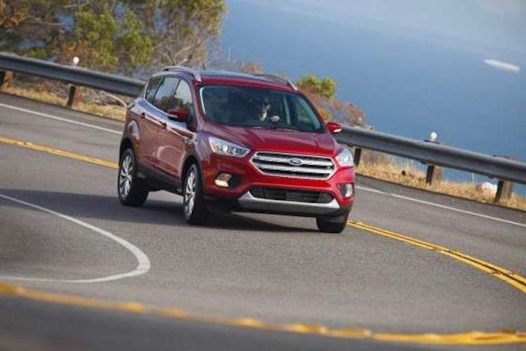 Ford Escape 2017 (Điểm: 8.5/10): Trong số những mẫu xe  ôtô SUV tốt nhất, Escape 2017 là mẫu xe có những điều chỉnh khá ổn định về cả nội và ngoại thất mang diện mạo thể thao mạnh mẽ. Xe được trang bị 3 động cơ mới bao gồm 1.5L, 2.0L Ecoboost và một động cơ hút khí tự nhiên 2.5L 4 xi-lanh. Giá khởi điểm: 23.750 USD.