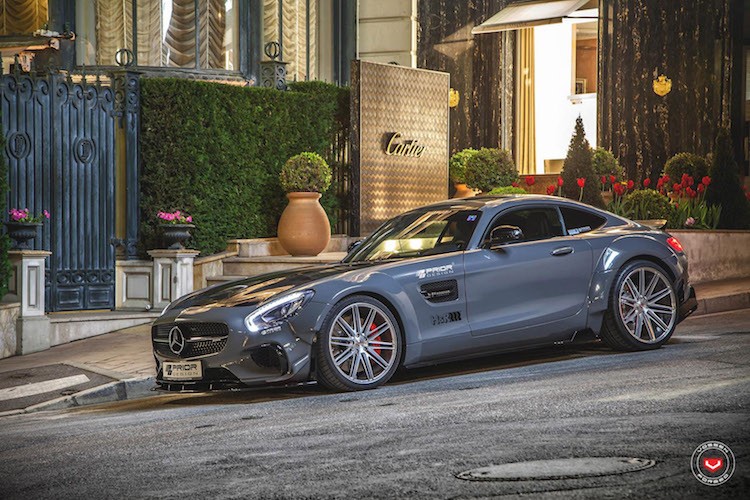 Ra đời để thay thế cho chiếc SLS AMG trước đây,  siêu xe Mercedes AMG GT S mạnh và nhanh hơn nhiều so với người tiền nhiệm, dù có giá rẻ hơn cùng động cơ nhỏ hơn. Kiểu dáng nguyên bản của dòng xe này vốn đã rất đẹp, nhưng AMG GT S càng trở nên hấp dẫn hơn với gói độ widebody của Prior Design.