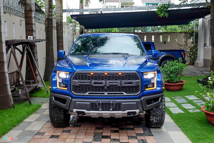 Mẫu  bán tải Ford F150 luôn bán chạy nhất tại Mỹ. Phiên bản nâng cấp Raptor luôn là niềm mơ ước của những dân chơi. Hai chiếc mới xuất hiện tại Việt Nam là phiên bản F-150 Raptor SuperCrew màu Lightning Blue.