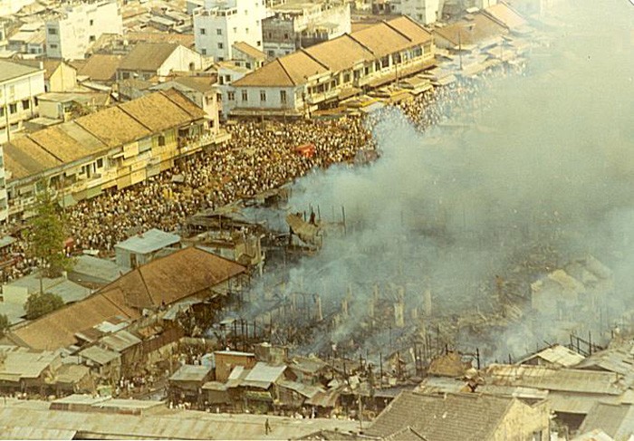 Ngày 24/10/1971, thành phố Sài Gòn náo động vì chợ Cầu Ông Lãnh bốc cháy ngùn ngụt. Ảnh: Manhhai Flickr.