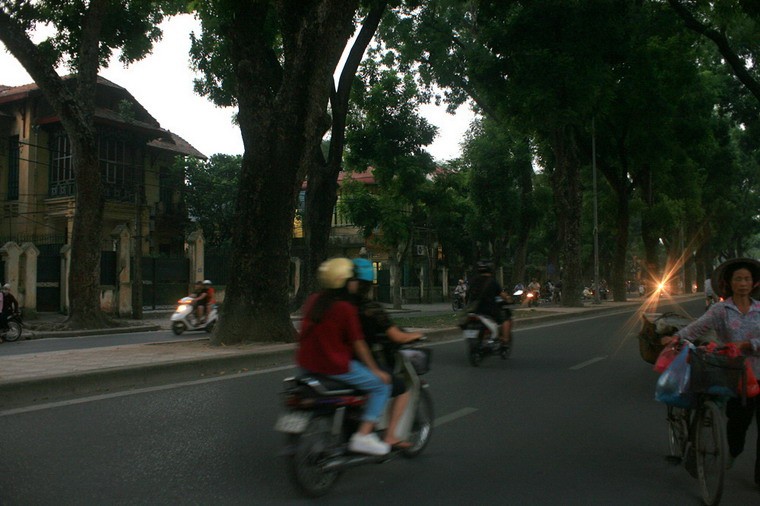 Nếu nhìn thoáng qua, đường Hoàng Diệu - nơi hàng trăm nghìn người dân đã đổ về viếng Đại tướng Võ Nguyên Giáp những ngày qua dường như đã trở lại với khung cảnh vốn có.