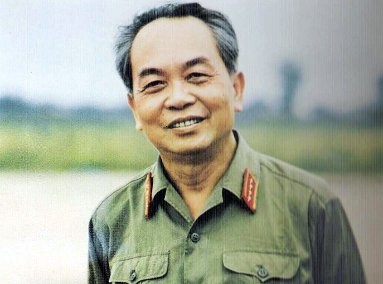  1. Đại tướng Võ Nguyên Giáp (1911 – 2013).  Năm thụ phong: 1948.  Quê quán: Quảng Bình. Bí danh: Văn, Sáu.  Chức vụ cao nhất: Phó Chủ tịch Hội đồng Bộ trưởng; Tổng tư lệnh Quân đội Nhân dân Việt Nam; Bộ trưởng Bộ Quốc phòng.  Chức vụ cao nhất trong ĐCSVN: Ủy viên Bộ Chính trị. Danh hiệu khác: Người anh cả của Lực lượng vũ trang nhân dân Việt Nam, Đại tướng đầu tiên của QĐNDVN, Huân chương Sao vàng.