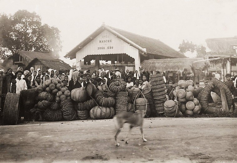 Chợ Suối Sâu ở Trảng Bàng,  Tây Ninh, thập niên 1920-1930. Ảnh: Leon Busy.