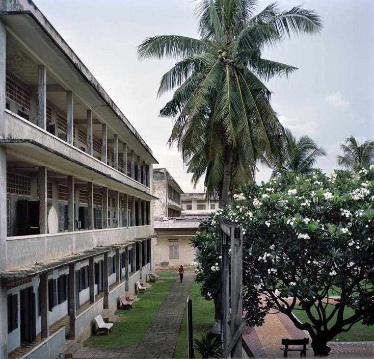 Bảo tàng diệt chủng Tuol Sleng là một bảo tàng tội ác diệt chủng của Khmer Đỏ trong thời gian cầm quyền từ năm 1975 đến 1979. Đây đã là trường phổ thông trung học trước khi trở thành trại tập trung của chế độ diệt chủng Khmer Đỏ. Năm 1975, trường được chuyển thành nhà tù với tên gọi Nhà tù an ninh S21. Hình ảnh do nhà báo Tim Hetherington thực hiện năm 2009, đăng tải trên website của hãng thông tấn Magnum.