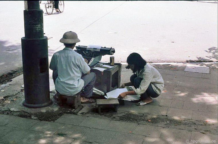 Đánh máy chữ trên vỉa hè từng là một nghề ở Hà Nội 2 thập niên trước. Hình ảnh nằm trong số 1.600 bức ảnh do nhiếp ảnh gia Đức Hans-Peter Grumpe thực hiện ở 20 tỉnh thành thuộc cả 3 miền Việt Nam từ năm 1991 - 1993, được đăng tải trên trang web Hpgrumpe.de.