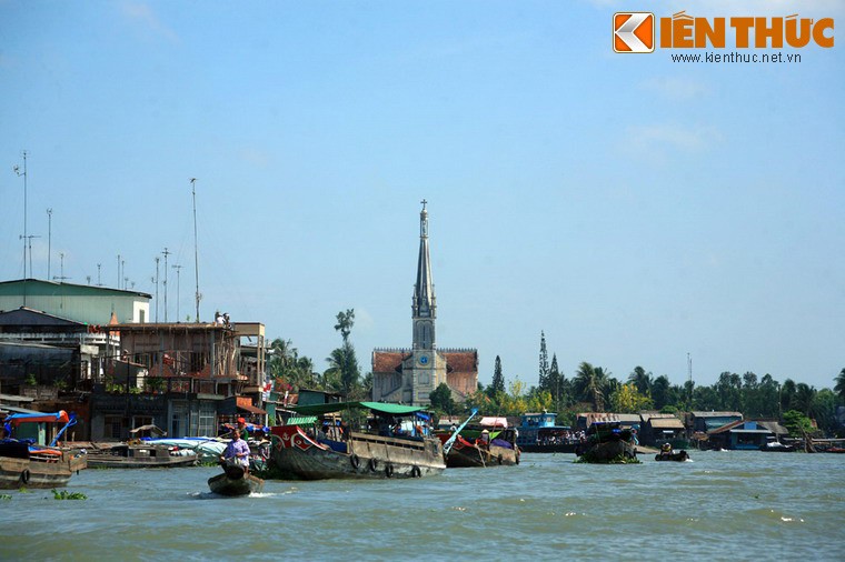 Tọa lạc bên ngã ba sông Cái Bè - nơi tụ họp của chợ nổi Cái Bè nổi tiếng, nhà thờ Cái Bè (thị trấn Cái Bè, huyện Cái Bè, tỉnh Tiền Giang) nổi bật giữa một vùng sông nước tấp nập thuyền bè qua lại.