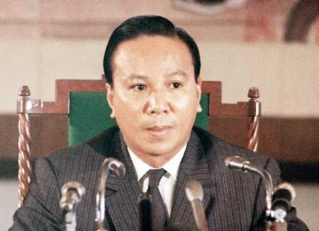 Nguyễn Văn Thiệu (1923-2001) - một trong  10 nhân vật quyền lực nhất Sài Gòn thời bấy giờ là Tổng thống chế độ Sài Gòn từ 1967-1975. Đêm 25/4/1975, ông rời Việt Nam đi Đài Loan dưới danh nghĩa phúng điếu Tưởng Giới Thạch, rồi bay thẳng sang Anh định cư. Đầu thập kỷ 1990, ông Thiệu chuyển sang sống tại Foxborough, Massachusetts, Mỹ và sống một cuộc sống thầm lặng trong quãng đời còn lại ở đây. Ông qua đời ngày 29/9/2001, sau khi đột quỵ tại nhà riêng ở Foxborough, thọ 78 tuổi.