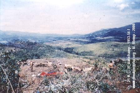  Tháng 11/1953,  thung lũng Điện Biên Phủ vẫn khá yên tĩnh. Tại các làng bản quanh đó người dân vẫn sống một cuộc sống bình thường, dù hai tiểu đoàn Pháp đang đóng quân ở đây. Nhưng mọi thứ nhanh chóng bị xáo trộn khi những chiếc dù màu trắng phủ kín bầu trời. Hàng nghìn lính Pháp đã đổ bộ xuống Điện Biên Phủ. Ảnh: Lính Pháp đóng quân tại cứ điểm Dominique.  