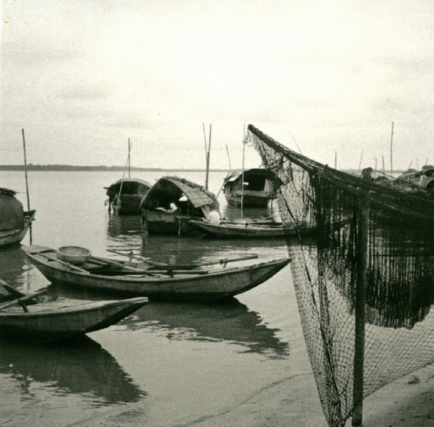 Xóm chài ven sông Hồng,  Hà Nội đầu thập niên 1950.