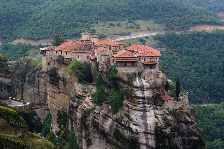 Meteora là tên gọi của một quần thể tu viện được xây dựng ở một vị trí rất đặc biệt: trên đỉnh một cột đá tự nhiên nằm ở Tây Bắc khu vực Thessaly, gần con sông Pinios và ngọn núi Pindus thuộc trung tâm Hy Lạp.