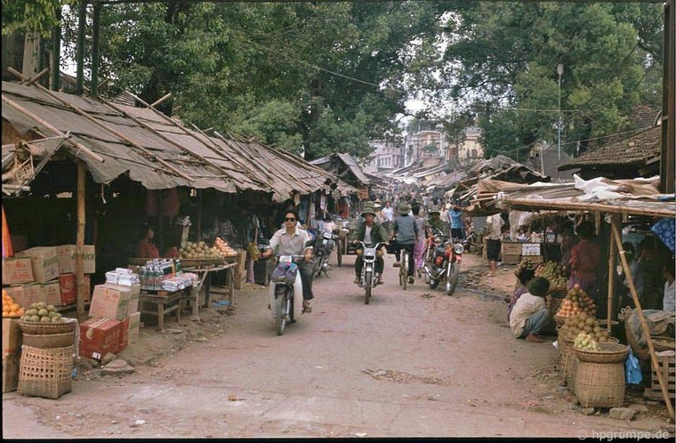 Một khu chợ sầm uất ở phía Nam thị xã Lạng Sơn. Ảnh: Hans-Peter Grumpe.