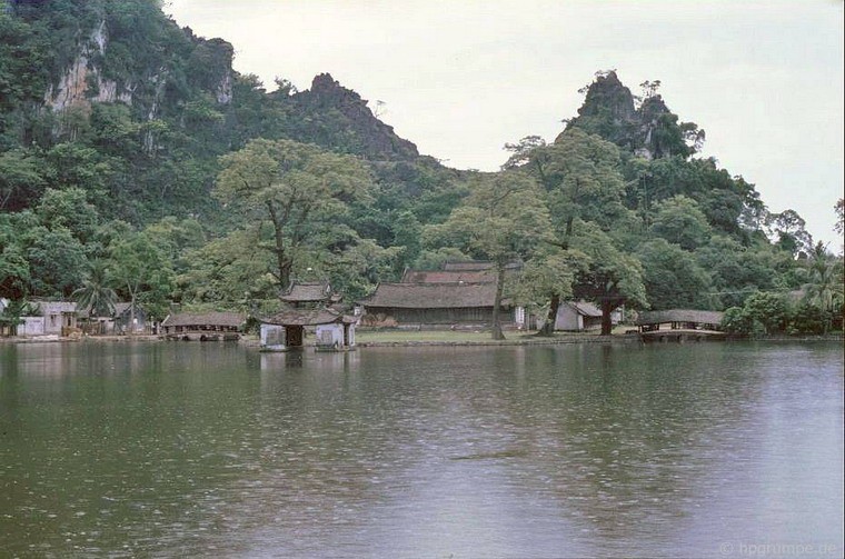 Hồ Long Chiểu phía trước chính điện chùa Thầy. Ảnh: Hans-Peter Grumpe.