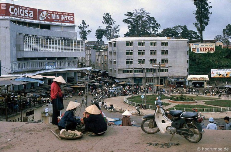 Diện mạo của khu vực chợ Đà Lạt hơn 20 năm trước không khác nhiều so với bây giờ. Ảnh: Hans-Peter Grumpe.