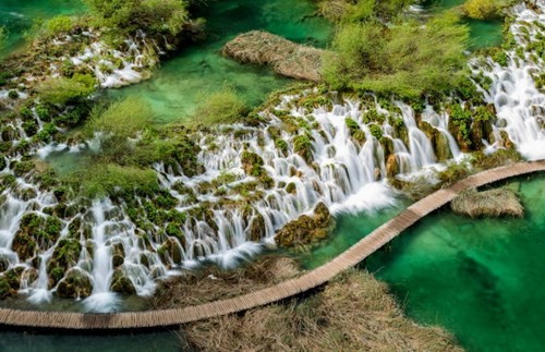 Vườn quốc gia Hồ Plitvice của Croatia được biết đến như nơi sở hữu một hệ thống hồ và thác nước đẹp hàng đầu trên thế giới.