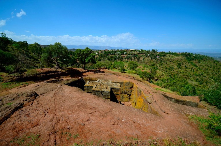 Thành phố Lalibela của Ethiopia được cả thế giới biết đến với 11 tòa giáo đường thời Trung Cổ được tạc từ đá nguyên khối. Trong số đó nổi tiếng nhất là nhà thờ Bete Giyorgis (nhà thờ Thánh George) được xây dựng khoảng đầu thế kỷ 13.