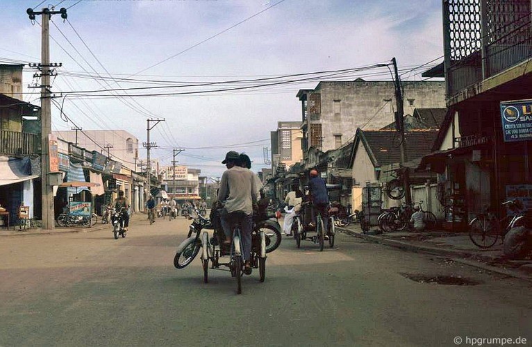 Giao thông đường bộ ở TP Nha Trang năm 1992 vẫn còn chưa phát triển. Ảnh: Hans-Peter Grumpe.