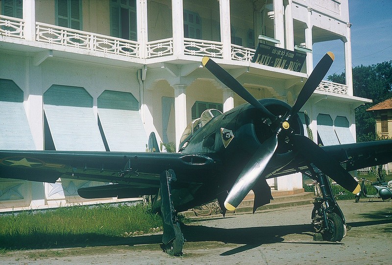 Câu lạc bộ sĩ quan Lưu Văn Đức ở Biên Hòa năm 1965. Ảnh: Gary Mathews.