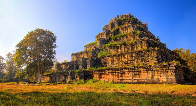 Koh Ker - kinh đô cũ của đế chế Angkor từ năm 921 - 944 ngày nay được nhiều người biết đến qua hệ thống di tích đền tháp đồ sộ, mà độc đáo nhất một ngôi đền hình kim tự tháp nằm ở khu vực trung tâm.