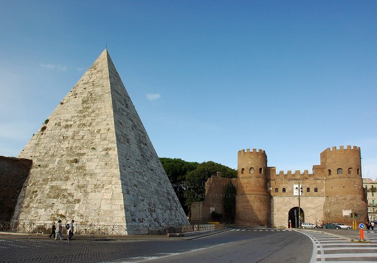 Cạnh cổng thành Porta San Paolo ở thành Rome, Italia có một kim tự tháp đã đứng sừng sững từ hàng nghìn năm nay, được biết đến với tên gọi kim tự tháp của Gaius Cestius.