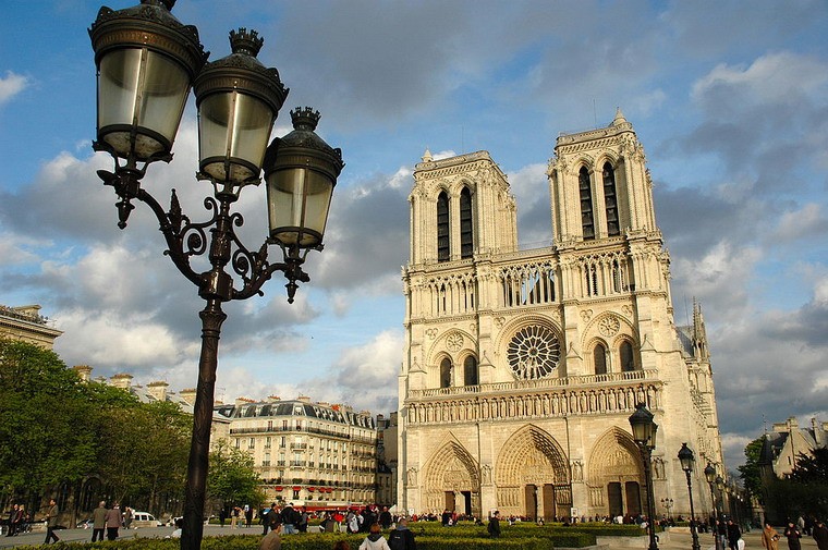  Được xây dựng bên bờ sông Seine của Paris từ thế kỷ 12 - 14,  Nhà thờ Đức Bà Paris (Notre-Dame de Paris) là một trong những nhà thờ Công giáo nổi tiếng nhất thế giới.         